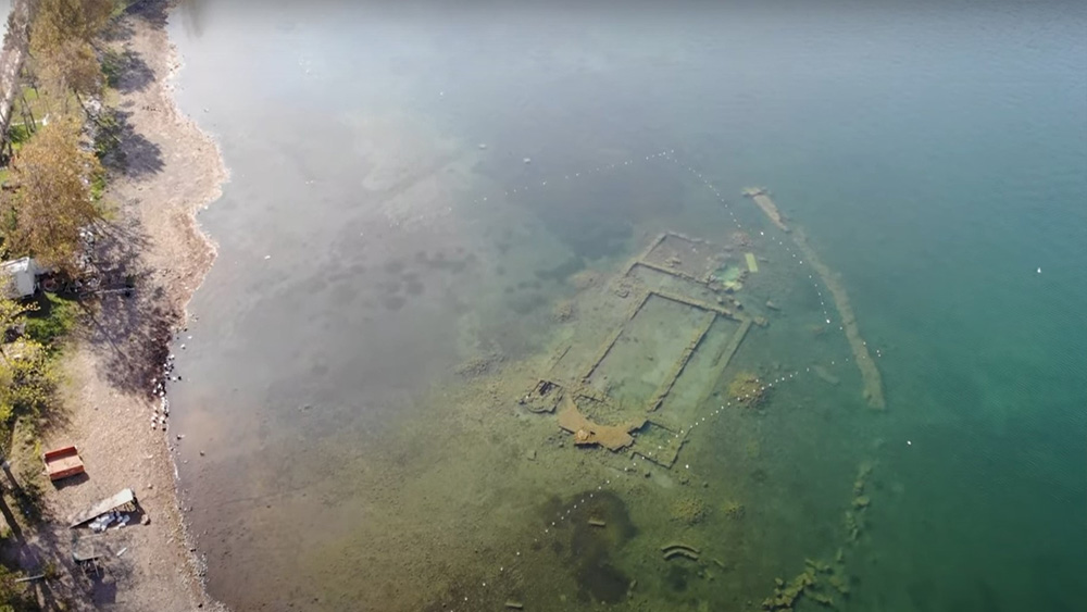 এ ভাবেই প্রকৃতি নিজে ইতিহাসের দরজা খুলে দিয়েছে তুরস্কে। সে দেশে ইজনিক হ্রদের নীচে দেখা যাচ্ছে ৩৯০ খ্রিস্টাব্দে নির্মিত গির্জার ভগ্নাবশেষ।