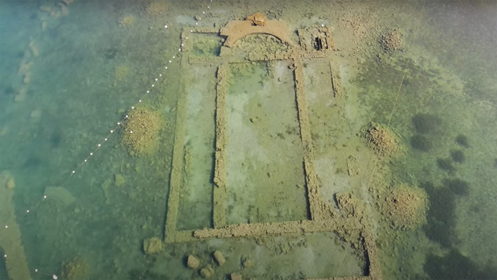 তলিয়ে যাওয়া ঐতিহাসিক নিদর্শনটি রয়েছে জলতল থেকে মাত্র দেড় থেকে দু’মিটার গভীরে। এই প্রথম এত স্পষ্ট করে সেটিকে দেখা গেল জলের উপর থেকেই। স্থানীয় প্রশাসনের তরফে ড্রোনের মাধ্যমে তার ছবিও তোলা হয়েছে।