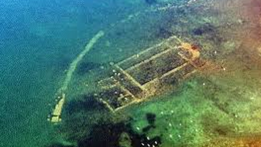 গবেষকদের একটা বড় অংশের মতে, ইজনিক হ্রদের নীচে ওই গির্জা তৈরি করা হয় একটি মন্দিরের ধ্বংসাবশেষের উপরে। ইতিহাসবিদেরা নিশ্চিত, গির্জার ধ্বংসস্তূপের নীচে আরও প্রাচীন সভ্যতার চিহ্ন আছে।