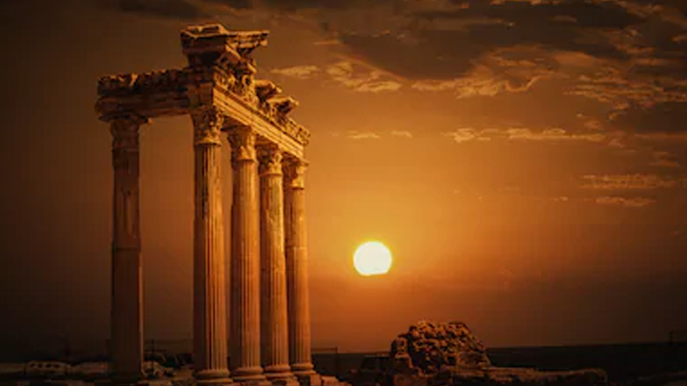 রোমান সম্রাট অ্যান্তোনিয়াস পায়াস ১৩৮ থেকে ১৬১ খ্রিস্টাব্দ অবধি সিংহাসনে আসীন ছিলেন। তাঁর আমলে বা আরও আগে ওই স্থানে প্রাচীন গ্রিক সভ্যতার দেবতা অ্যাপোলোর মন্দির ছিল বলে অনুমান। হ্রদের তলদেশে খনন করলে সেই সভ্যতার সন্ধান পাওয়া যাবে বলেই অনুমান।