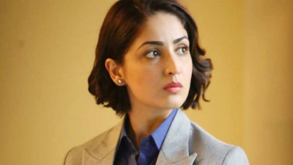 স্কুলের পরে তিনি কলেজে ভর্তি হন আইনের ছাত্রী হিসেবে। কিন্তু নিয়মিত ক্লাস করতে পারলেন না। তত দিনে শুরু হয়েছে অভিনয়। বই খাতা ও লাইট-সাউন্ড-ক্যামেরার দু’নৌকায় পা রেখে চলা আর সম্ভব হল না। ছেড়ে দিলে কলেজ।