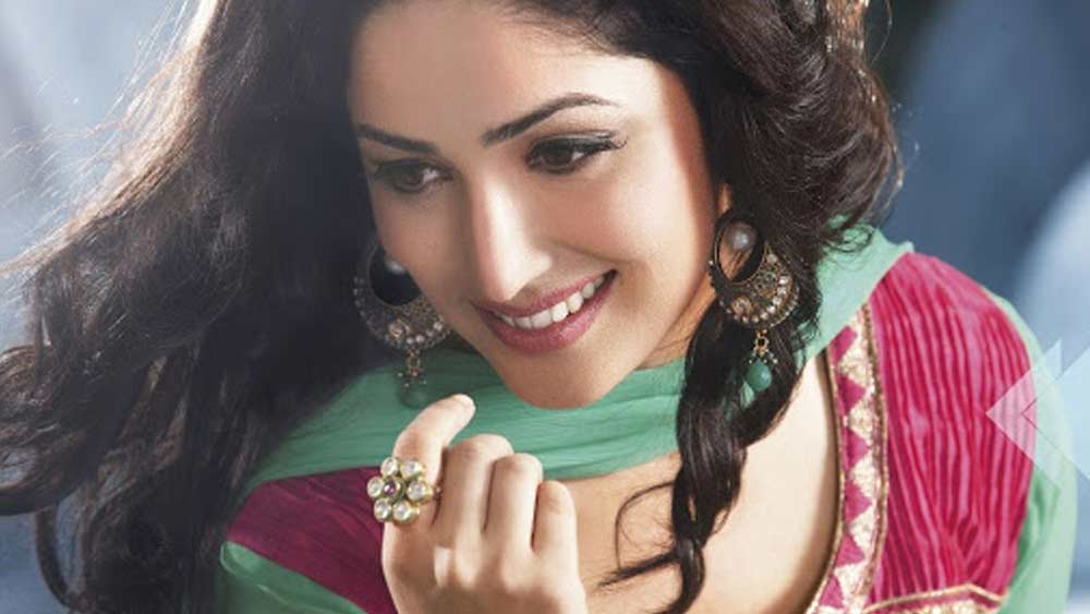 কুড়ির কোঠায় পা রাখা ঝকঝকে তরুণী কেরিয়ার শুরু করলেন বিনোদন দুনিয়ায়। তাঁর প্রথম কাজ টেলিভিশনে। ‘চাঁদ কে পার ছালো’, ‘রাজকুমার আরিয়ান’ এবং ‘ইয়ে প্যায়ার না হোগা কম’ তাঁর ছোট পর্দার কাজগুলির মধ্যে উল্লেখযোগ্য।