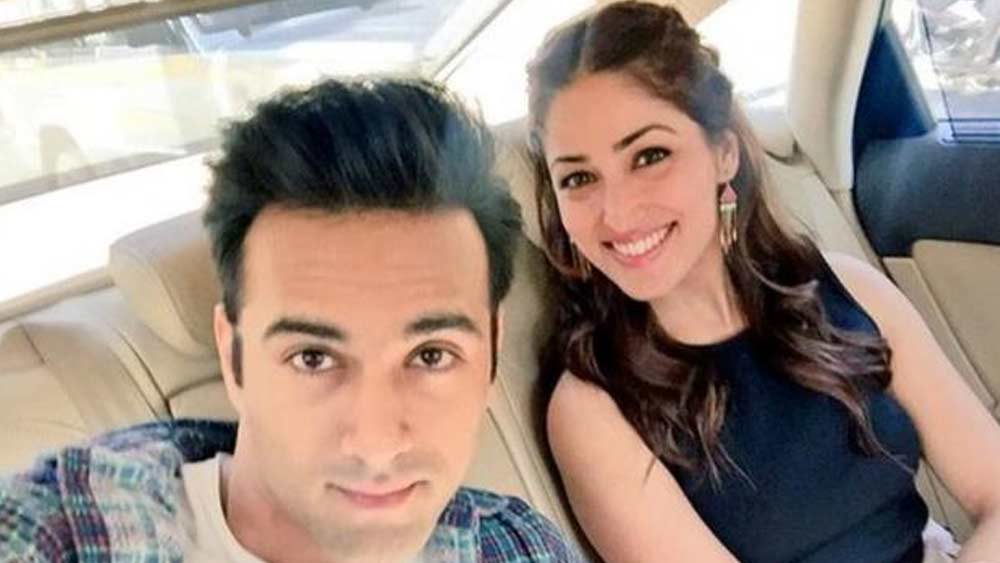 ‘সনম রে’ ছবির সহনায়ক পুলকিত সম্রাটের সঙ্গে ইয়ামির ‘ঘনিষ্ঠ সম্পর্ক’ এক সময় ছিল ইন্ডাস্ট্রির মুখরোচক গুঞ্জন। তাঁর সঙ্গে পরকীয়াতেই নাকি ভাঙে পুলকিতের সংসার। পরে বিচ্ছেদ হয়ে যায় পুলকিত-ইয়ামির-ও।