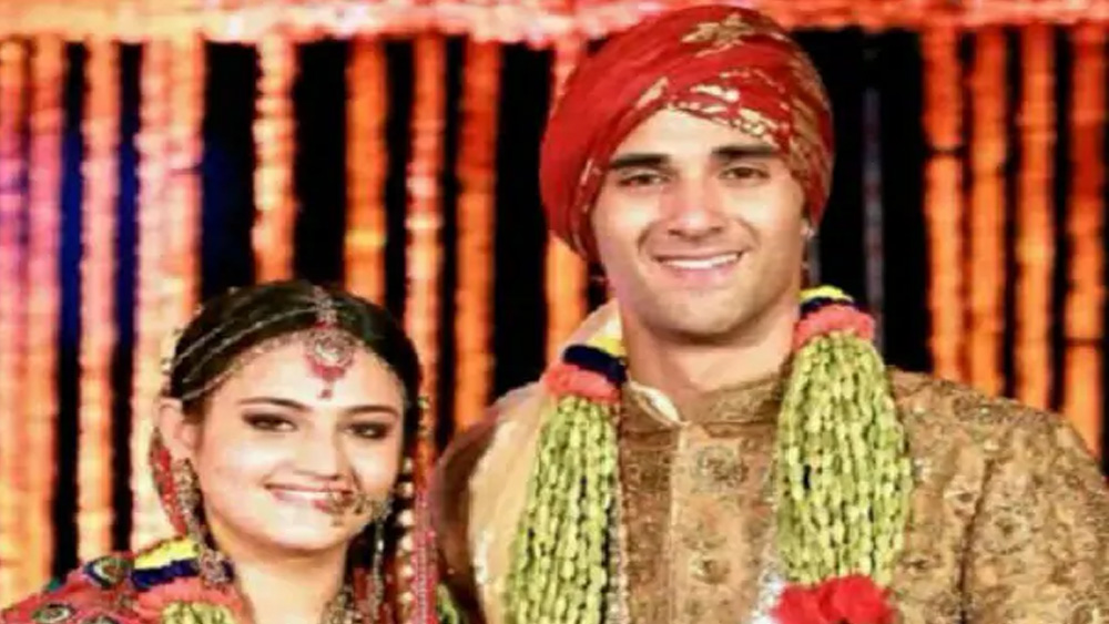 ২০১৪ সালে পুলকিত বিয়ে করেন তাঁর বহু দিনের বান্ধবী শ্বেতা রোহিরাকে। কিন্তু এক বছরের মধ্যেই তাঁদের বিচ্ছেদ হয়ে যায়। বিবাহবিচ্ছেদের আবেদন করেছেন তাঁরা।