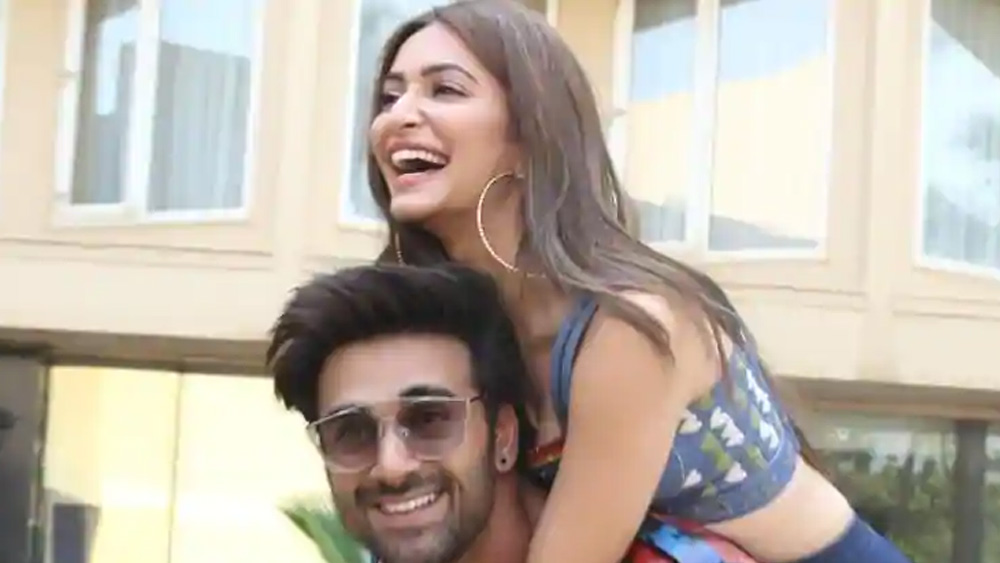 ব্রেক আপের পরে নিজের কাজ নিয়েই ব্যস্ত পেশায় ফ্রিল্যান্স সাংবাদিক শ্বেতা। অন্য দিকে পুলকিত নাকি ডেটিং করছেন ‘বীরে দি ওয়েডিং’ ছবিতে তাঁর নায়িকা কৃতী খরবান্দার সঙ্গে।