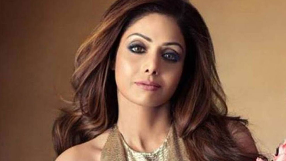 কিন্তু বাথটবের জলে কেউ কী ভাবে মারা যেতে পারেন, তা আজও অস্পষ্ট। বলিউডে কানাঘুষো শোনা গিয়েছিল, আত্মহত্যা। খুনের অভিযোগও উঠেছিল। কিন্তু কপূর পরিবার জোর গলায় বলেছিলেন, এ সবই কুৎসা।