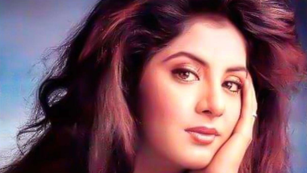 দিব্যা ভারতী: বলিউডে খুব বেশিদিন কাজ করার সুযোগ হয়নি তাঁর। এক বছরে তাঁর এক ডজন ছবির রেকর্ড আজও ভাঙতে পারেনি কেউ। দিব্যার মৃত্যু হয় মাত্র ১৯ বছর বয়সে। ১৯৯৩ সালের ৭ এপ্রিল নিজের ভারসোভার ফ্ল্যাট থেকে পড়ে গিয়ে মৃত্যু হয় তাঁর।