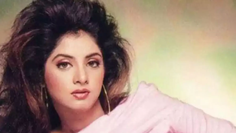 কী হয়েছিল তাঁর মৃত্যুর রাতে? দিব্যা বিয়ে করেছিলেন বিখ্যাত প্রযোজক সাজিদ নাদিয়াওয়ালাকে। ওই দিন তাঁদের ফ্ল্যাটে ফ্যাশন ডিজাইনার নীতা লুল্লা-সহ আরও বেশ কিছু বন্ধুবান্ধব এসেছিলেন। চলছিল রাত-পার্টি। এমন সময়ে বাড়ির ব্যালকনি থেকে পড়ে মারা যান তিনি। পরিবার থেকে বলা হয়েছিল, টাল সামলাতে না পেরেই পড়ে গিয়েছিলেন তিনি। তবে শোনা গিয়েছিল দুর্ঘটনা নয়। পরিকল্পিত খুন। সাজিদ জড়িয়ে রয়েছেন এর পিছনে। কিন্তু প্রমাণ মেলেনি। তাই কিছু বছর পর দিব্যার মৃত্যুর তদন্তও পুলিশ বন্ধ করে দেয়।