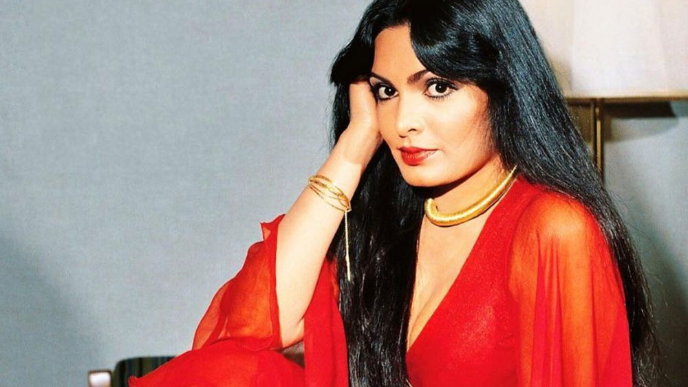 পারভিন ববি: ১৯৮০-র দশকে বলিউড কাঁপানো অভিনেত্রী পারভিন ববির শেষ জীবন কেটেছে বড়ই কষ্টে। অত্যধিক সুরাসক্তি, সম্পর্কে ভাঙন তাঁকে ব্যক্তিগত জীবনে সুখী হতে দেয়নি। এক সময় পুরুষ হৃদয়ে তুফান তোলা পরভিনের মৃত্যুদিন যে কবে, তা জানেন না কেউ। ফ্ল্যাটের দরজার সামনে খবরের কাগজ আর দুধের প্যাকেট জমছিল দিনের পর দিন। প্রতিবেশীরাই পুলিশে খবর দেন। ফ্ল্যাটের দরজা ভাঙা হয়। উদ্ধার করা হয় মৃত পারভিনকে।