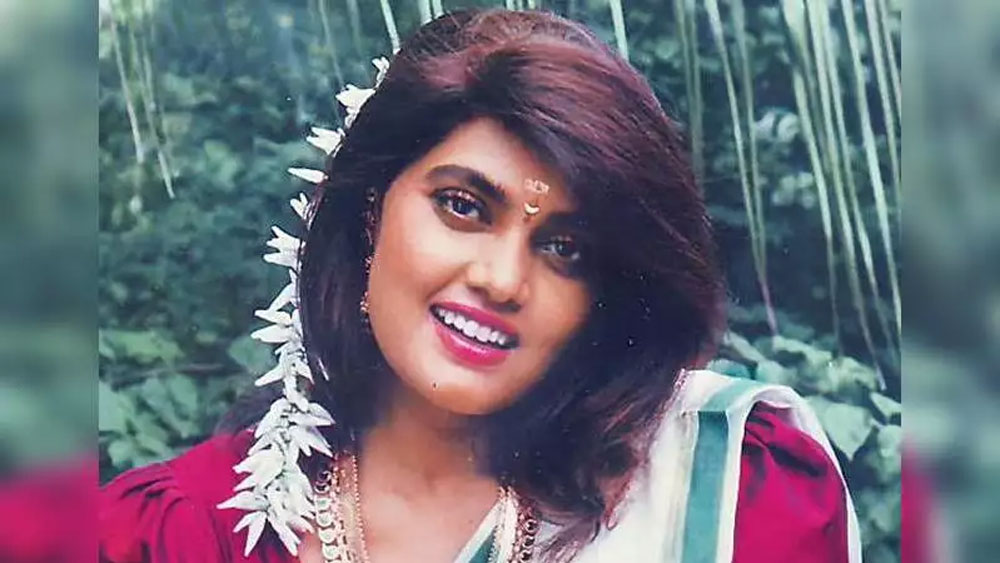 সিল্ক স্মিতা: আইটেম গার্ল থেকে অভিনেত্রী হয়ে উঠতে বেশ কাঠখড় পোড়াতে হয়েছিল এই অভিনেত্রীকে। কিন্তু মুম্বইয়ের নিজের আবাসনে আত্মহত্যা করেছিলেন তিনি। কেন করেছিলেন আত্মহত্যা? হতাশা, বিচ্ছেদের যন্ত্রণা নাকি অন্য কিছু, জানা যায়নি আজও।