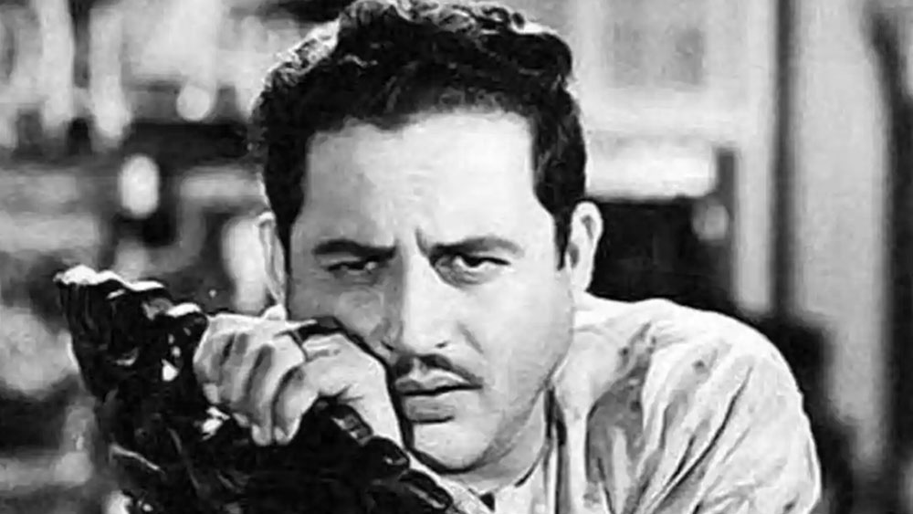 গুরু দত্ত: মাত্র ৩৯ বছর বয়সে মারা যান তিনি। তাঁর মৃত্যু আজও রহস্যাবৃত। মদের সঙ্গে ঘুমের ওষুধ মিশিয়ে পান করার কারণে নাকি মৃত্যু হয়েছিল 'কাগজ কে ফুল' খ্যাত এই অভিনেতা-পরিচালকের। তাঁর ঘনিষ্ঠমহলের দাবি, মৃত্যুর আগের দিনও বেশ হাসিখুশি ছিলেন গুরু। আত্মহত্যা, নাকি ভুলবশত ওভারডোজ? আজও জানা যায়নি।