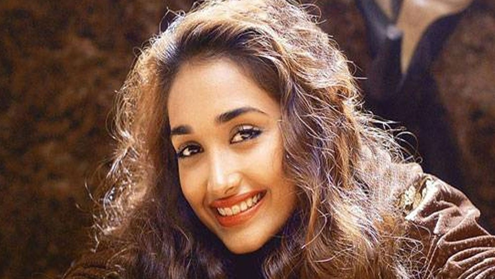 জিয়া খান: জুহুর ফ্ল্যাটে আত্মহত্যা করেছিলেন তিনি। অভিযোগ উঠেছিল তাঁর সেই সময়ের বয়ফ্রেন্ড সূরজ পাঞ্চোলির বিরুদ্ধে। জিয়া যখন আত্মহত্যা করেন, তখন তিনি অন্তঃসত্ত্বা ছিলেন। জিয়ার মা দাবি করেছিলেন, পরিস্থিতির চাপে পড়ে জিয়া বাধ্য হয়েছিলেন এমন একটা চরম সিদ্ধান্ত নিতে। জিয়ার ঘর থেকে উদ্ধার হয়েছিল সুইসাইড নোট।