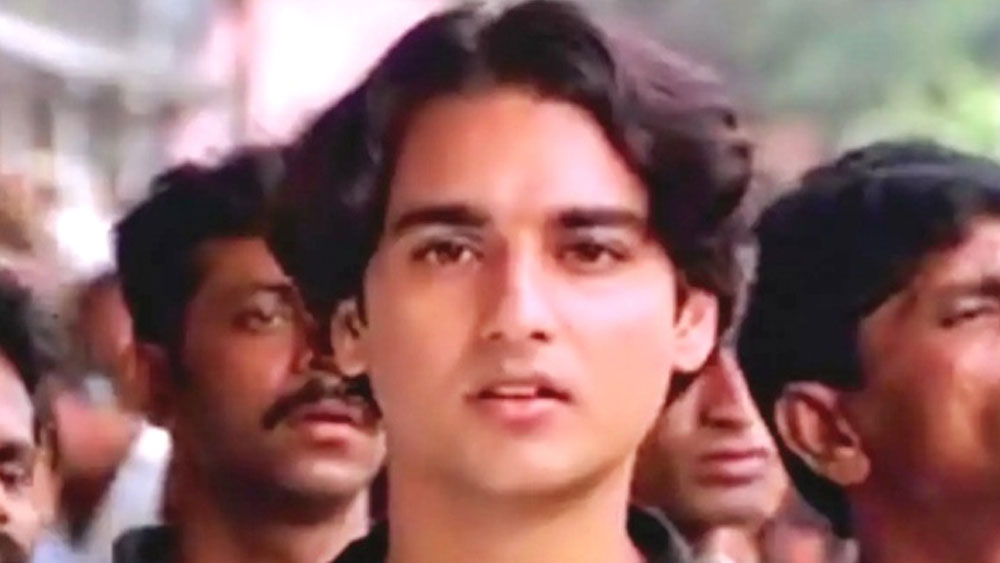 কুনাল সিংহ: ‘দিল হি দিল ম্যায়’ ছবির অভিনেতা। ঘরের সিলিং ফ্যান থেকে ঝুলন্ত দেহ উদ্ধার হয়। যদিও অভিনেতার বাবার দাবি, কুনালকে খুন করা হয়েছে।