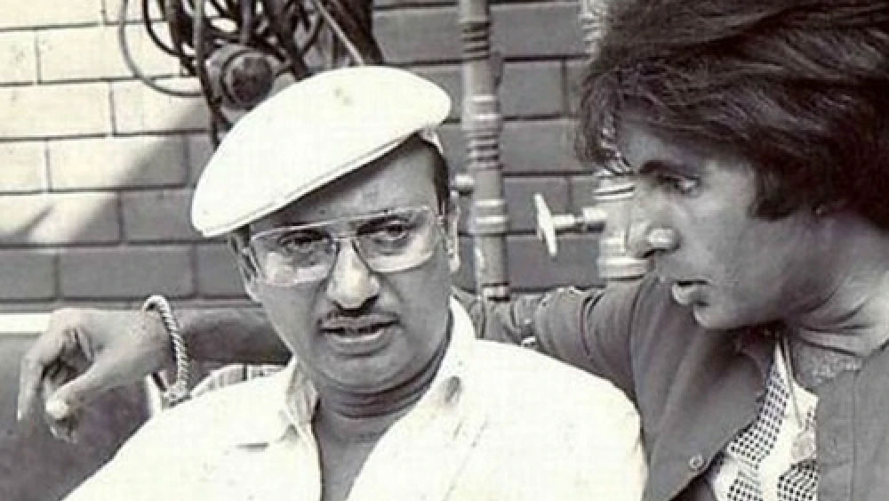 মনমোহন দেশাই: অমর আকবর অ্যান্টনি, কুলি, ধরমবীর-এর মতো সুপারহিট হিন্দি ছবির পরিচালক মনমোহন দেশাই বাড়ির ব্যালকনি থেকে ঝাঁপ দিয়ে আত্মহত্যা করেছিলেন। তাঁর ঘনিষ্ঠমহলের দাবি, ফিল্মি কেরিয়ারে অসাফল্যের জন্যই আত্মহত্যা করেছেন পরিচালক। আবার এই তথ্যও উঠে এসেছে যে, পিঠের অসহ্য যন্ত্রণা সহ্য করতে না পেরেই আত্মহত্যা করেছেন তিনি। কিন্তু তাঁর আত্মহত্যার আসল কারণ আজও রহস্যাবৃত।