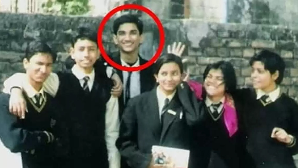 বিহারের পটনায় সুশান্তের জন্ম ১৯৮৬ সালের ২১ জানুয়ারি। তাঁদের আদি বাড়ি ছিল বিহারের পূর্ণিয়া জেলায়। পটনার সেন্ট ক্যারেন্স হাই স্কুল, তার পর দিল্লির হংসরাজ মডেল স্কুল থেকে পড়াশোনা করেন তিনি।