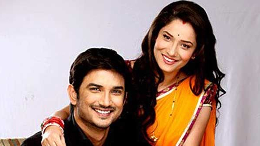 থিয়েটার থেকেই ছোট পর্দায় হাতেখড়ি। ২০০৮ সালে একতা কপূরের মেগাসিরিয়াল ‘কিস দেশ মেঁ হ্যায় মেরা দিল’-এ জনপ্রিয় হয় সুশান্তের অভিনয়। এর পর ‘পবিত্র রিস্তা’ সিরিয়ালেও তাঁর অভিনয় দর্শকদের মন জয় করে নেয়।