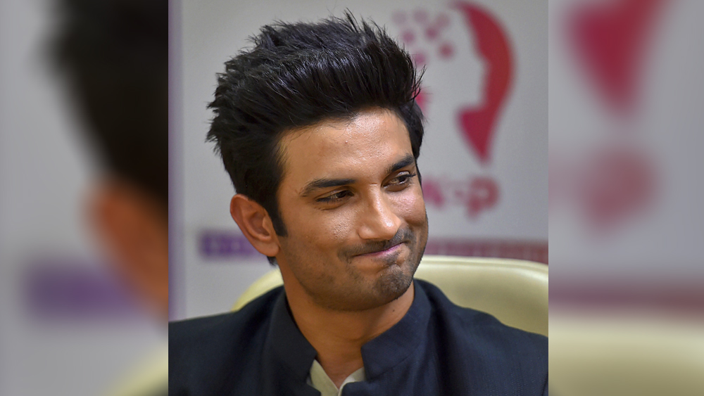 ইন্ডাস্ট্রির অন্দরের খবর, ধোনির বায়োপিক করার সময় থেকেই সুশান্তের মধ্যে বদল আসে। ওই সময়েই অঙ্কিতার সঙ্গে তাঁর দূরত্ব তৈরি হয়। ছবির সাফল্য সুশান্তকে অনেকটা বদলে দিয়েছিল বলেও মনে করেন অনেকে।