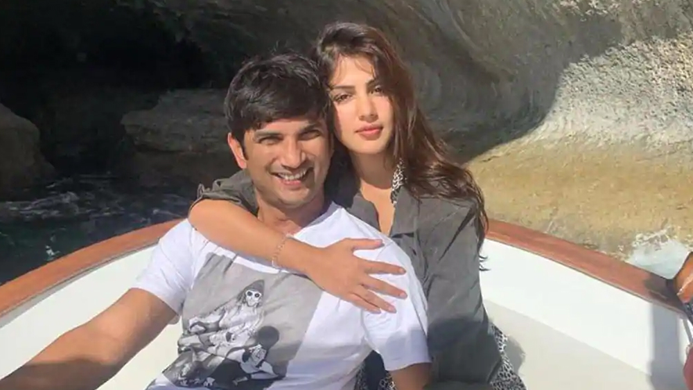 এর পর রিয়া চক্রবর্তীর সঙ্গেও সুশান্তের ঘনিষ্ঠতা ঘিরে আলোড়িত হয় গুঞ্জন। শোনা যায়, এই মুহূর্তে রিয়া-ই ছিলেন তাঁর বিশেষ বান্ধবী।