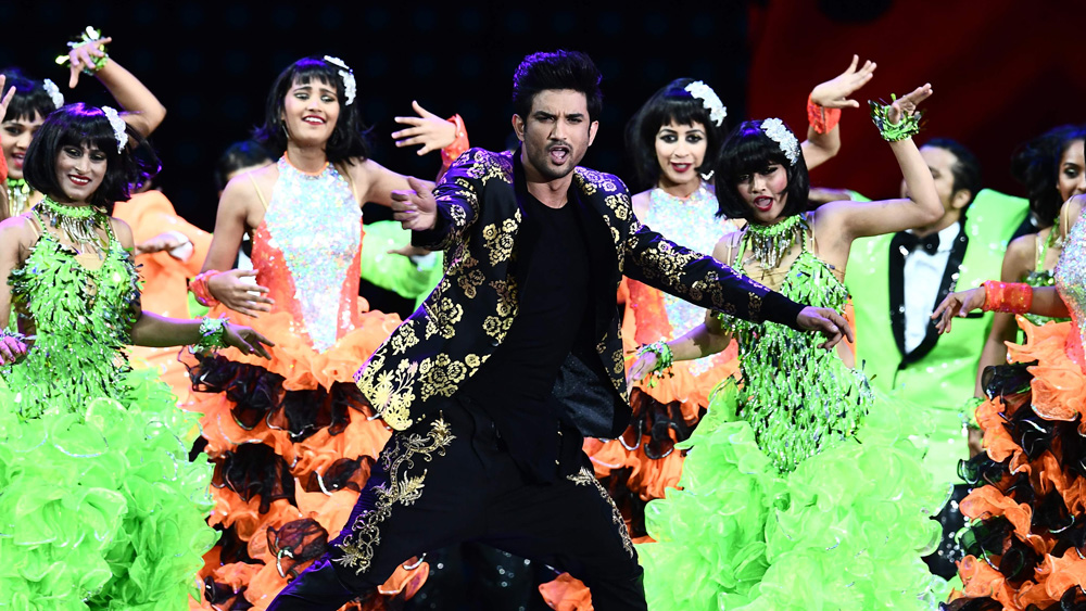 মাত্র ৩৪ বসন্ত কাটিয়েই থেমে গেলেন সুশান্ত। ইদানীং তাঁর ছবি প্রত্যাশিত সাফল্য পাচ্ছিল না বক্স অফিসে। কিন্তু ঘুরে দাঁড়ানোর সুযোগ নিজেই নিজেকে দিলেন না। ইতি টানলেন জয়যাত্রায়।