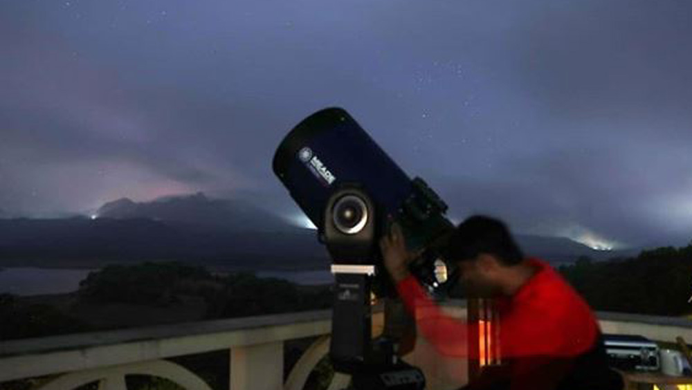 মাকে হারিয়ে ১৮ বছর আগে এক বার বিধ্বস্ত হয়ে গিয়েছিল তাঁর জীবন। সম্প্রতি কিছুটা হতাশার শিকার এই নায়ক শেষ টুইট করেছিলেন নিজের মাকে নিয়ে। এ বার মায়ের কাছেই চলে গেলেন তিনি। তারকার বলয় ছেড়ে তারাদের দেশে। সেই তারাদের দেশে, রাতের আকাশে যাদের দেখে কাটত তাঁর অবসর।