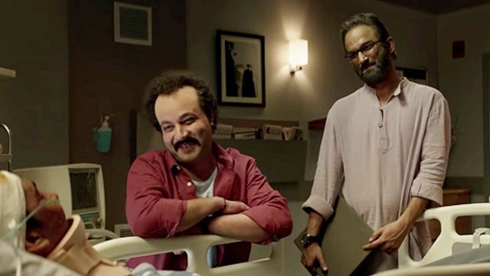 ফলাফল নয়, প্রচেষ্টাই ঠিক করে দেয় জীবনে কে সফল, কে ব্যর্থ। ‘ছিছোড়ে’ ছবিতে অনিরুদ্ধ পাঠক রূপী সুশান্ত বলেছিলেন তাঁর ছেলেকে। আত্মহত্যার অসারতাকে তুলে ধরা সেই মুখটাই পর্দার বাইরে বেছে নিলেন আত্মহননের পথ। ব্যবধান রয়েই গেল জীবন আর পর্দার চিত্রনাট্যের মাঝে।