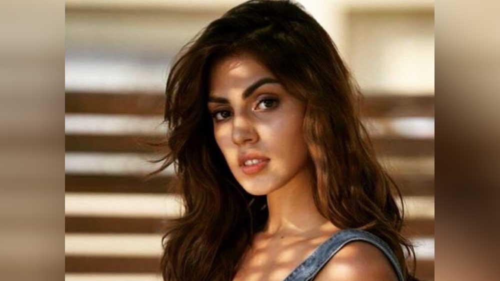 ১৯৯২ সালে বেঙ্গালুরুতে জন্ম রিয়ার। পেশায় অভিনেত্রী রিয়ার বাবা ভারতীয় সেনাবাহিনীতে চাকরি করতেন। সৈনিক পরিবারে মানুষ। তাই রিয়ার ছোটবেলা কেটেছে ভারতের নানা প্রান্তে। পড়াশোনা করেছেন হরিয়ানার আম্বালার আর্মি পাবলিক স্কুলে। অভিনয়ে আসার ইচ্ছা ছিল ছোট থেকেই।