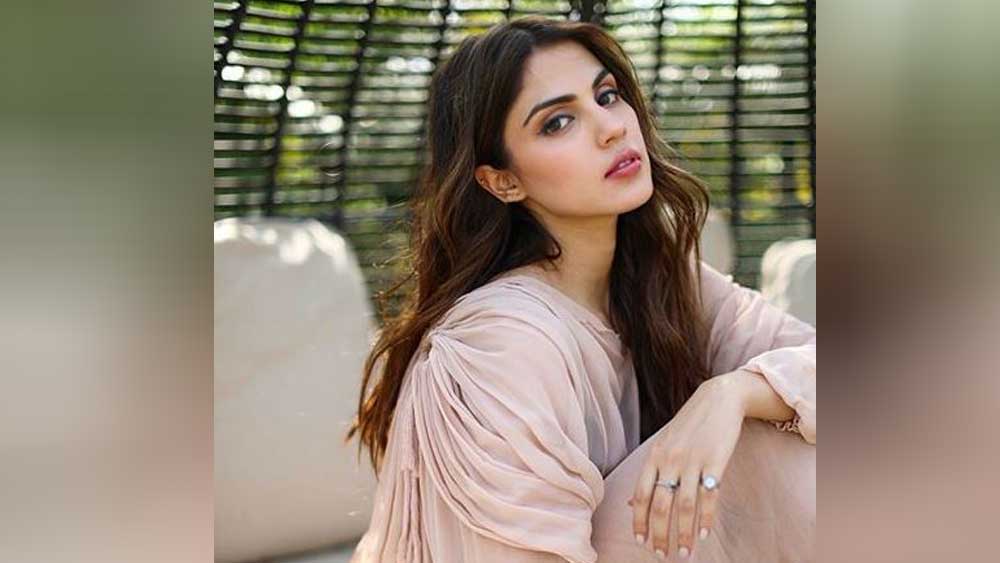 এই সময়েই পরিচালক মহেশ ভট্টের সঙ্গে রিয়ার প্রেমের গুঞ্জন ছড়ায়। তোলপাড় হয় বলিউড।অসমবয়সি এই প্রেম নিয়ে সে সময় ভুরু কুঁচকেছিল গ্ল্যামার জগত। যদিও রিয়া বলেছিলেন, “প্রেমিক! ছিঃ! মহেশ স্যর আমার শিক্ষক।”