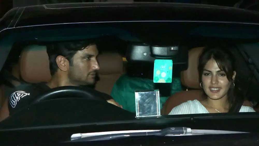 রিয়ার সঙ্গে সুশান্তের পরিচয় কী করে তা জানে না বলিউড। স্টারকিডের তকমা দু’জনেরই গায়েছিল না। তাই হয়তো আলাপ জমতে বেশি দেরি হয়নি। সেই আলাপ যে কখন প্রণয়ে পরিণত হয়ে তা আন্দাজ করতেই পারেনি বলিপাড়া।