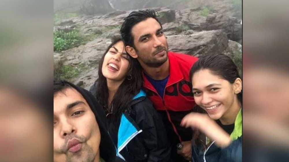 চমক ভাঙে গত বছর জুনে রিয়া এবং সুশান্তের একসঙ্গে লাদাখ বেড়াতে যাওয়ার ঘটনা প্রকাশ্যে আসার পর। যদিও লাদাখ থেকে একসঙ্গে ছবি তাঁরা দেননি। প্রথমে ফ্যানেরা অতটা ঠাওর করতে না পারলেও দু’জনের একই সময়ে লাদাখ যাওয়াটা যে নেহাতই কাকতালীয় নয়, তা বুঝতে বাকি ছিল না কারও।