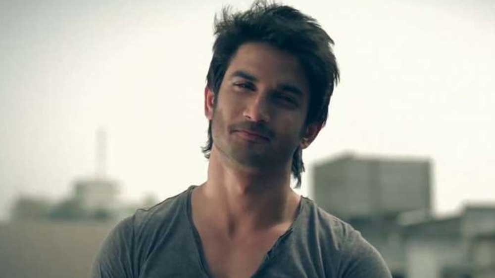 এর কয়েক দিন পরেই লকডাউন শুরু হয়ে যাওয়ায় সেভাবে আর লাইমলাইটে আসেনি রিয়া-সুশান্তের প্রেম। কিন্তু সুশান্তের মৃত্যুতে উঠছে নানা প্রশ্ন। বান্দ্রার ফ্ল্যাটে একা থাকতেন সুশান্ত। মা মারা গিয়েছেন কয়েক বছর আগে। বাবা রয়েছেন দেশের বাড়িতে। দিন দিন যে হতাশার অন্ধকারে তলিয়ে যাচ্ছিলেন তার বিন্দুমাত্র আঁচও কেন পেতে দেননি রিয়াকে?