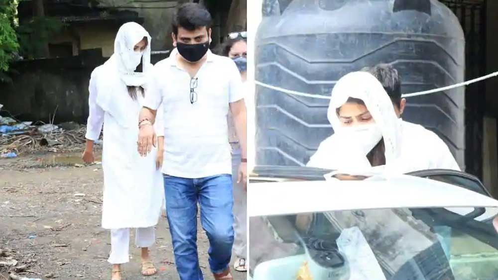 এত কেন’র উত্তর জানা নেই। আজ সুশান্তকে শেষবার দেখতে হাসপাতালে গিয়েছিলেন রিয়া চক্রবর্তী। শোনা যাচ্ছে, তাঁর বয়ান রেকর্ড করবে মুম্বই পুলিশ। এর পরেই হয়তো জট খুলতে পারে রহস্যের।