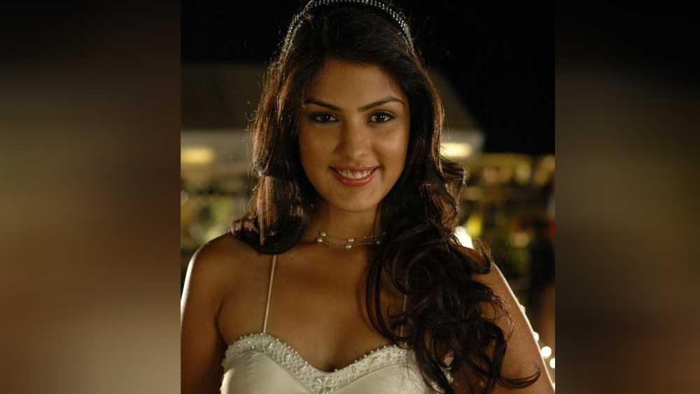 মাত্র ৩৪ বছরেই জীবন থেমে গেল সুশান্তের। তাঁর জীবনের শেষ ভালবাসা হয়ে রয়ে গেলেন বাঙালি মেয়ে রিয়া চক্রবর্তী।