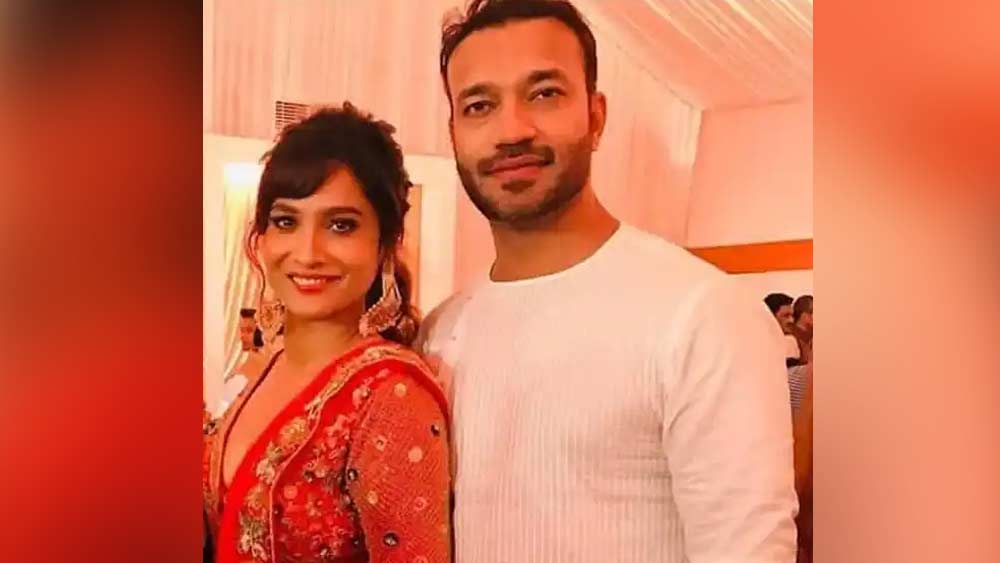 এই সময়ই অঙ্কিতার জীবনে আসেন রাইপুরের ব্যবসায়ী বিকাশ জৈন। এক ‘কমন’ বন্ধুর মাধ্যমে আলাপ, ঘনিষ্ঠতা এবং তাঁকেই বিয়ে করবেন বলে নাকি ঠিক করেছিলেন অঙ্কিতা। বলিউডের বাতাসে ছড়িয়েছিল এমন খবর। যদিও অঙ্কিতা তা কোনও দিনই স্বীকার করেননি।