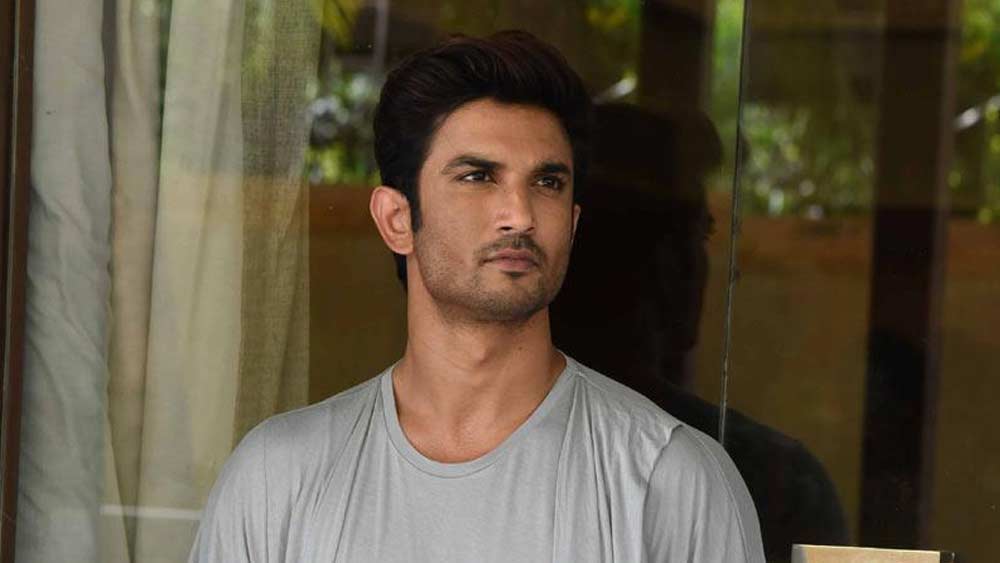 সেই খবরেই কি হৃদয় ভেঙে গিয়েছিল সুশান্তের? ভেসে উঠছে এই জল্পনাও। প্রাক্তনের অকালমৃত্যুর খবরে সোশ্যাল মিডিয়ায় কোনও প্রতিক্রিয়া দেননি অঙ্কিতা। সংবাদমাধ্যমের ফোনে প্রথম পান দুঃসংবাদটি। অঙ্কিতার প্রতিক্রিয়া ছিল ‘হোয়াট!’ আর কিছু না বলে ফোন কেটে দিয়েছিলেন সুশান্তের প্রথম প্রেমিকা।