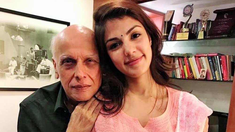 মহেশ ভট্টের সঙ্গে অন্তরঙ্গতার সুবাদে প্রবাসী রিয়ার নাম চলে আসে বলিউডের প্রথম সারিতে। কিন্তু মহেশকে বরাবর নিজের শিক্ষক বলে পরিচয় দিয়ে এসেছেন ‘মেরে ড্যাড কি মারুতি’, ‘সোনালি কেবল’, ‘দোবারা’ ছবির নায়িকা।