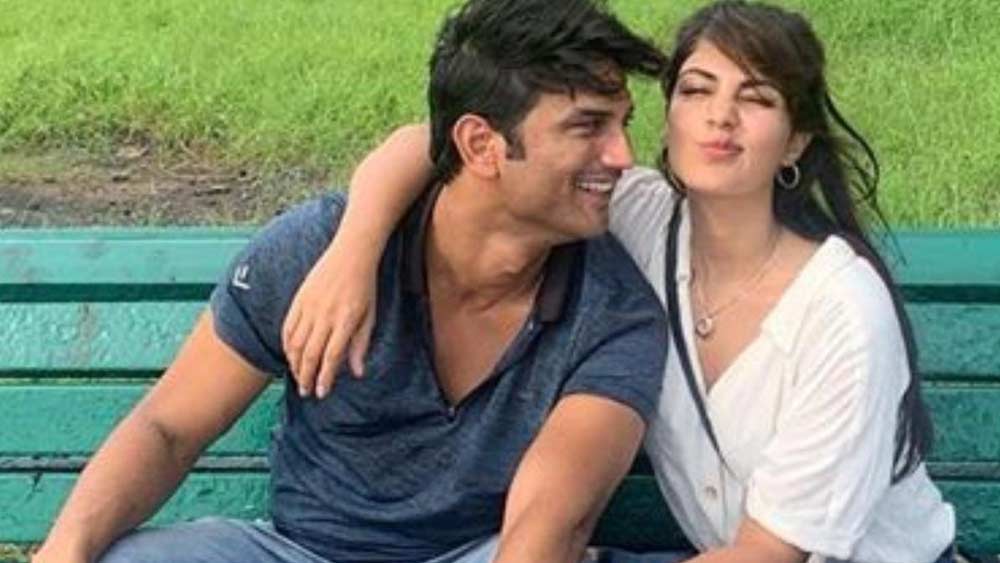 তাঁদের অপ্রকাশিত প্রেম পর্ব কার্যত সিলমোহর পড়ে গত ২১ জানুয়ারি, সুশান্তের ৩৪ বছরের জন্মদিনে। ইনস্টাতে দু’জনের ঘনিষ্ঠ ছবি পোস্ট করে রিয়া লেখেন, ‘মাই ক্রেজি ডায়মন্ড’।