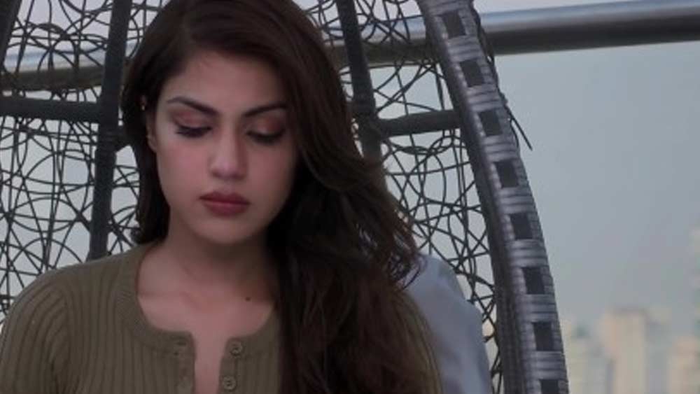 এর পরেও সুশান্তকে বন্ধু বলেই পরিচয় দিয়েছেন রিয়া। সুশান্তের এই চরম সিদ্ধান্তের পিছনে উঠে আসছে তাঁর এই বাঙালি বান্ধবীর নামও।