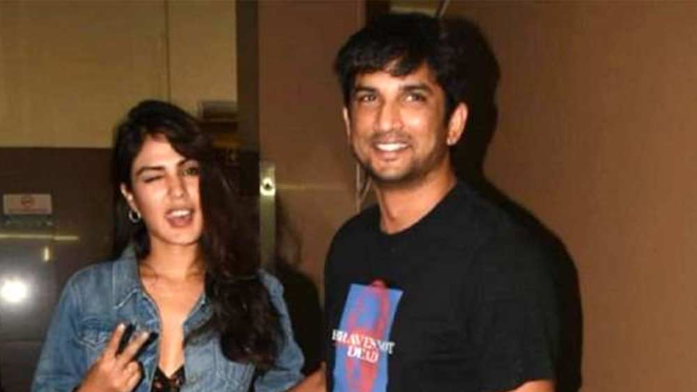 সোশ্যাল মিডিয়ায় কোনও শোকবার্তা পোস্ট করেননি রিয়া। বন্ধ করে দিয়েছেন তাঁর সঙ্গে সংবাদমাধ্যমের যোগাযোগ করার সব পথও। প্রশ্ন উঠছে, তাঁদের সম্পর্ক কি ছিল শেষ অবধি? আবারও বিচ্ছেদের ব্যথায় আরও গভীর অবসাদে ডুবে গিয়েছিলেন অভিনেতা? উত্তর রয়ে গেল ‘আনটোল্ড’ হয়েই।