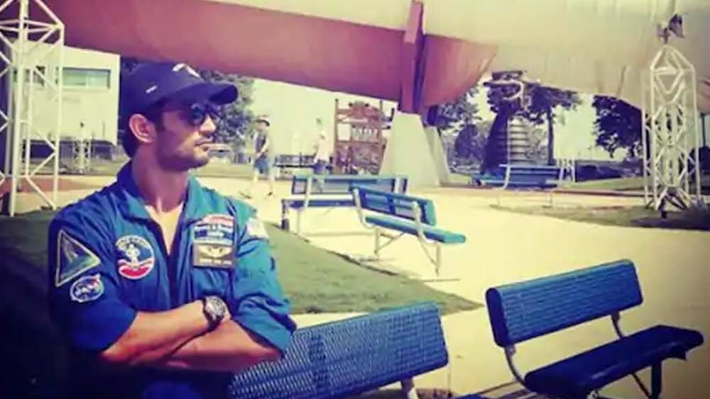 তবে আন্তর্জাতিক চুক্তি ও নিয়ম অনুযায়ী পৃথিবীর বাইরে কোনও মহাজাগতিক অংশ কারও আইনি সম্পত্তি হতে পারবে না।