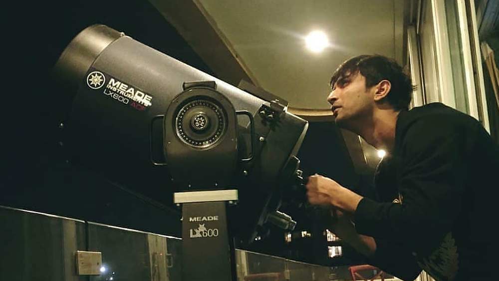 রাতের আকাশের প্রতি দুর্নিবার আকর্ষণ ছিল পদার্থবিজ্ঞানের এই মেধাবী ছাত্রের। তাঁর কাছে ছিল অত্যাধুনিক টেলিস্কোপ। সময় পেলেই চোখ রাখতেন তারাদের সংসারে। ভক্তরা মজা করে বলতেন, সুশান্ত নাকি ওই ভাবে চাঁদের মাটিতে নিজের জমি দেখভাল করতেন!