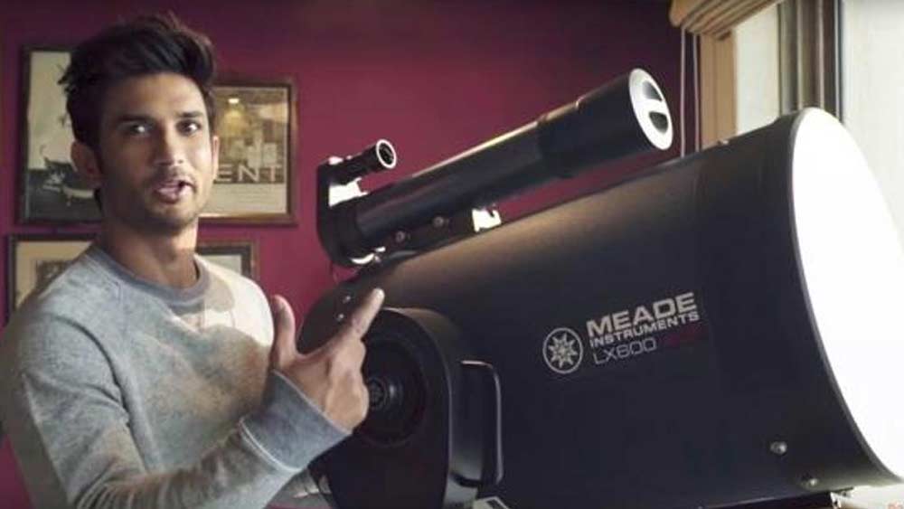 মহার্ঘ্য টেলিস্কোপ হাতে পেয়ে খুশি হয়েছিলেন বাচ্চা ছেলের মতোই। ইনস্টাগ্রামে পোস্ট করেছিলেন, ‘‘এটা বিশ্বের আধুনিকতম টেলিস্কোপের মধ্যে অন্যতম। এ বার বাড়ি থেকেই শনিগ্রহের বলয় দেখতে পাব।’’