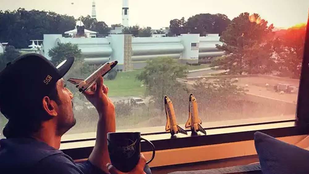 মহাকাশচারীর পোশাকে ঘুরে এসেছিলেন নাসা-র দফতরও। টেবিলে সাজানো থাকত মহাকাশযানের মডেল।