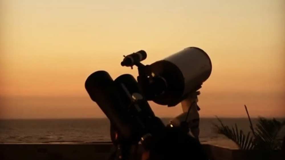 বেশির ভাগ সময়েই তাঁর সোশ্যাল মিডিয়ার প্রোফাইল শাসন করত সৌরজগতের পড়শিদের বিভিন্ন রূপ। চাঁদের পিঠে গহ্বর, নীলসবুজ পৃথিবী বা উজ্জ্বল কালপুরুষ আলোকবর্ষ পেরিয়ে আসা যাওয়া করে তাঁর সোশ্যাল মিডিয়ার প্রোফাইলে।