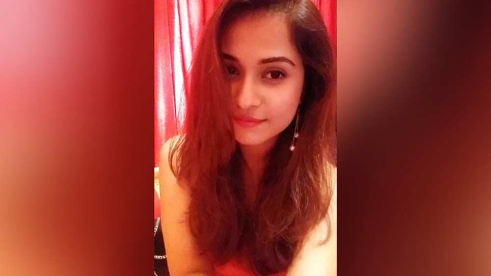 পুলিশের তদন্তে উঠে এসেছে, রাতের খাওয়াদাওয়ার পরে বন্ধুদের সঙ্গে মদ্যপান করেছিলেন দিশা। রাত একটা নাগাদ সুরাসক্ত অবস্থায় ১২ তলা ফ্ল্যাটের খোলা জানালা দিয়ে নীচে পড়ে যান তিনি।