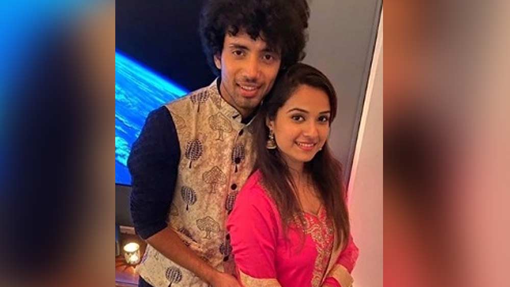 কিন্তু রোহন-দিশার মধ্যে ইদানীং নাকি টানাপড়েন চলছিল। অন্য এক অভিনেত্রীর সঙ্গে রোহের সম্পর্ক আছে বলে সন্দেহ করতেন রিয়া। পুলিশের দাবি, ওই রাতের পার্টিতেও দু’জনের মধ্যে তীব্র ঝগড়া হয়।