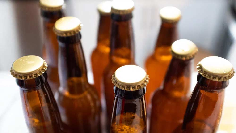 অ্যালকোহলের বোতল ছাড়াও ওই ফ্ল্যাট থেকে অন্যান্য নেশাদ্রব্যের সন্ধান পেয়েছে পুলিশ। প্রথমে ষড়যন্ত্রের অভিযোগ না করলেও পরে মেয়ের রহস্যমৃত্যুর যথাযথ তদন্তের আবেদন করেছেন দিশার বাবা-মা।  (প্রতীকী চিত্র)