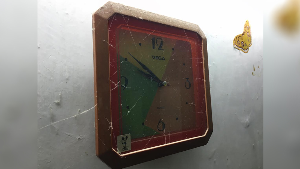 ফোটোগ্রাফি নিয়ে আরও পড়াশোনার সুযোগ পান এশিয়ান সেন্টার ফর জার্নালিজমে। স্কলারশিপ নিয়ে সেখান থেকে পাশ করে সিনেমা তৈরির জন্য নিজেকে প্রস্তুত করেন স্বস্তিক। ছোট ছোট মুহূর্তগুলোকে গেঁথে একটা গোটা গল্প তৈরির পাঠ তত দিনে নিজেই নিজেকে দিয়েছেন।