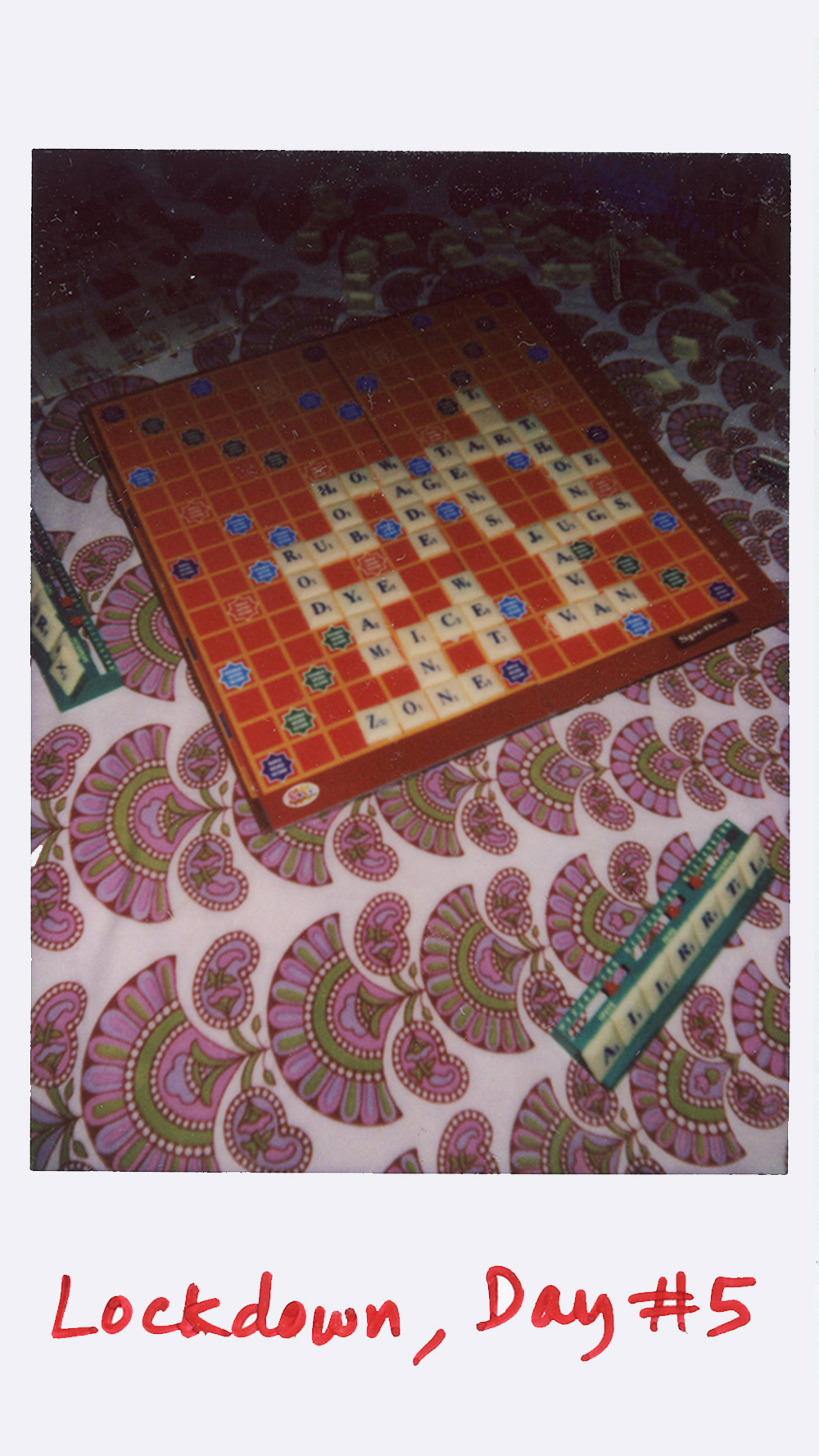 স্বস্তিক যদি ভিজুয়ালে আনন্দ পান, তবে  জীবনের রোজনামচার মধ্যেই ছবিকে ধরতে চান এই শহরের আর এক ফোটোগ্রাফার অনিন্দ্য চক্রবর্তী। দীর্ঘ কয়েক বছর ধরেই এই কাজ নিষ্ঠার সঙ্গে করছেন তিনি।