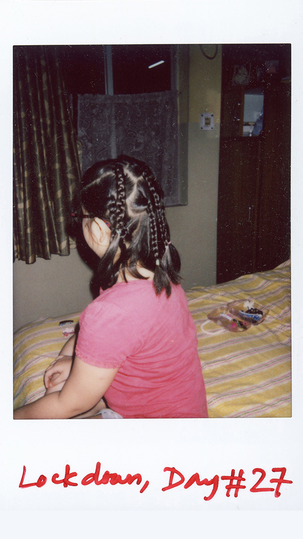 এই লকডাউনের সময় যে হেতু বাড়িতে থাকা দীর্ঘস্থায়ী হয়, তাই চোখে পড়ে এমন অনেক ঘটনা যা, বাড়িতে না থাকলে দেখাই হত না সে ভাবে। অমনি সে সব লেন্সবন্দি করা শুরু। মেয়ের অনলাইন ক্লাস থেকে শুরু করে বিনুনির বাহার, স্ত্রী-কন্যার শরীরচর্চা সবই ধরা  পড়ল ক্যামেরার চোখে।