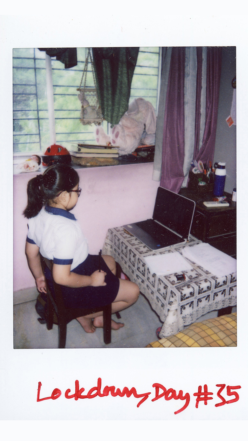 কোনও কালে ছবির কোনও প্রশিক্ষণ না-নেওয়া অনিন্দ্য মনে করেন, জীবনই সবচেয়ে বড় শিক্ষক। লকডাউনেও তাই জীবন খুঁজে বেড়ালেন ক্যামেরায়।